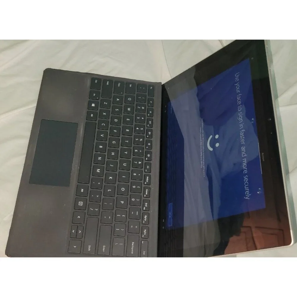Microsoft Surface Pro 5 128gb (cracked screen on the side), 100% working